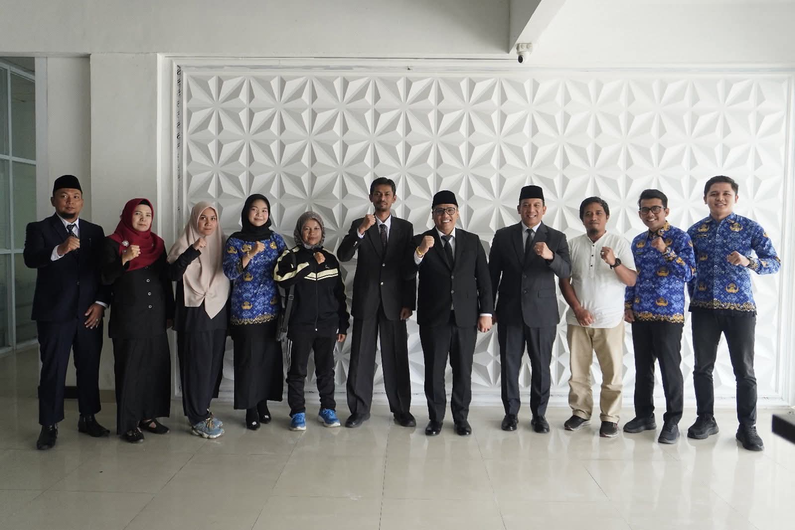 Wako Hendri poto bareng atlet ASN Pemko Padang Panjang ke Pornas Palembang